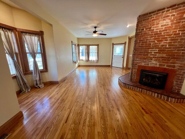 Building Photo - Charming Three Bedroom Home!