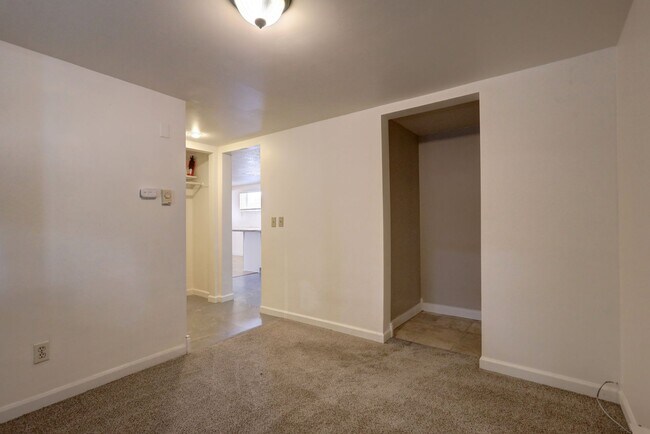 Building Photo - 529 Maple St