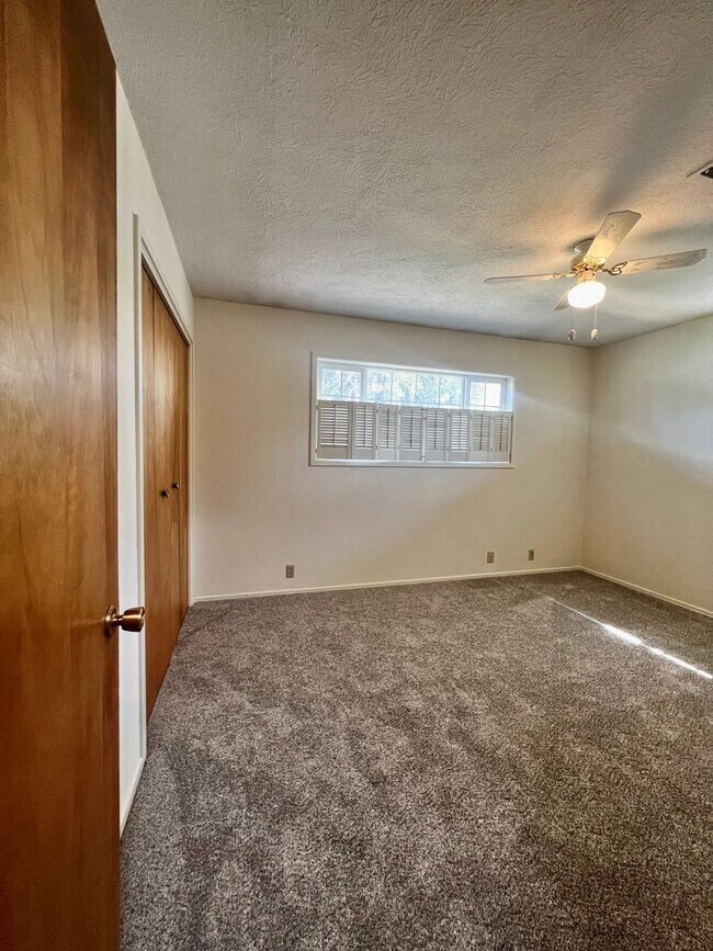 Building Photo - 3 Bedroom, 2.5 Bath House