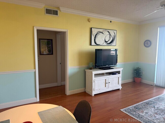 Building Photo - 616 Clearwater Park Rd
