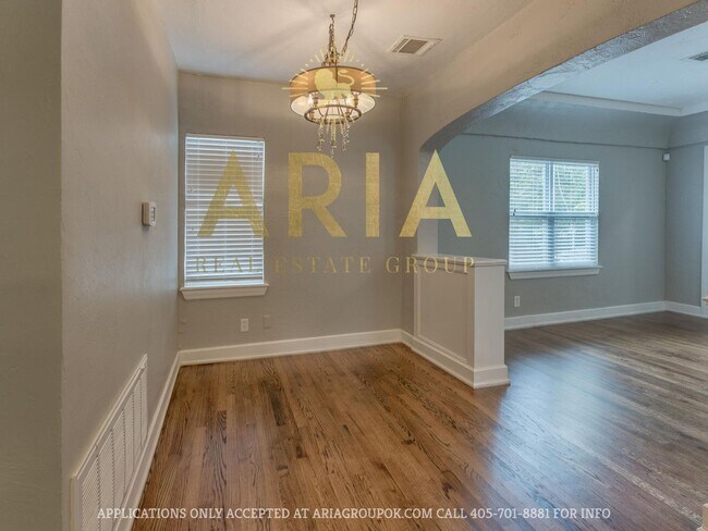 Building Photo - Updated & Adorable 2 Bed/1 Bath Space in t...