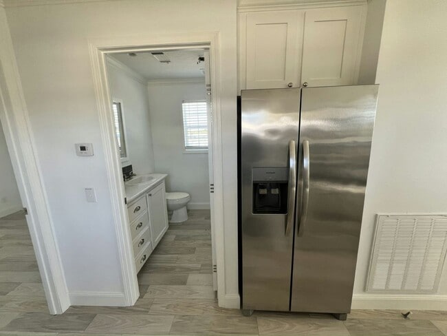 Building Photo - 16 Carl St