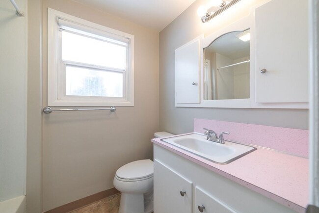 Building Photo - 172-172 NE Juniper St