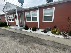 Building Photo - Cute & cozy 1 Bd/1Ba. duplex on Medford Ave.