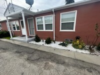 Building Photo - Cute & cozy 1 Bd/1Ba. duplex on Medford Ave.