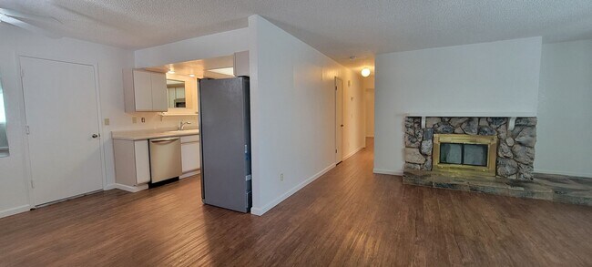 Building Photo - 2 Bedroom Condo Near Sacramento River Trail