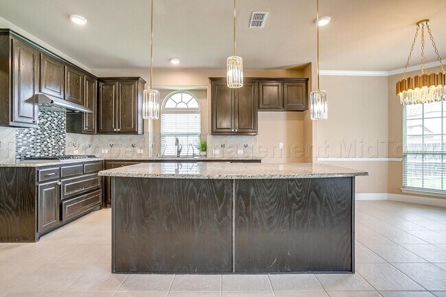 Building Photo - Gorgeous 5 bedroom, 4 bath home in Mansfield ISD