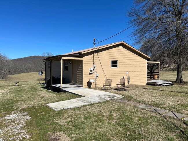 Building Photo - 2400 Seven Springs Rd