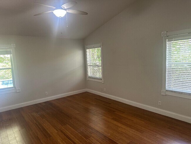 Building Photo - 5503 NW 39th Ave