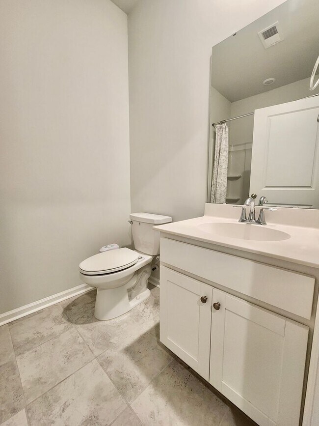 Building Photo - Well maintained end unit townhome in Grand...