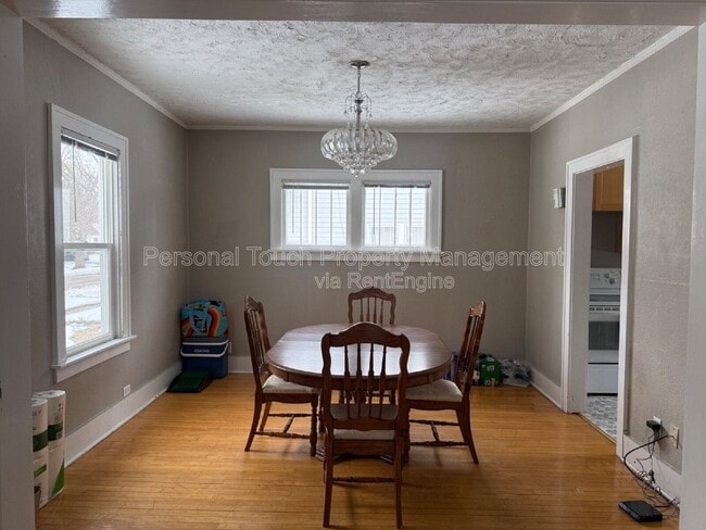 Building Photo - 606 5th St S