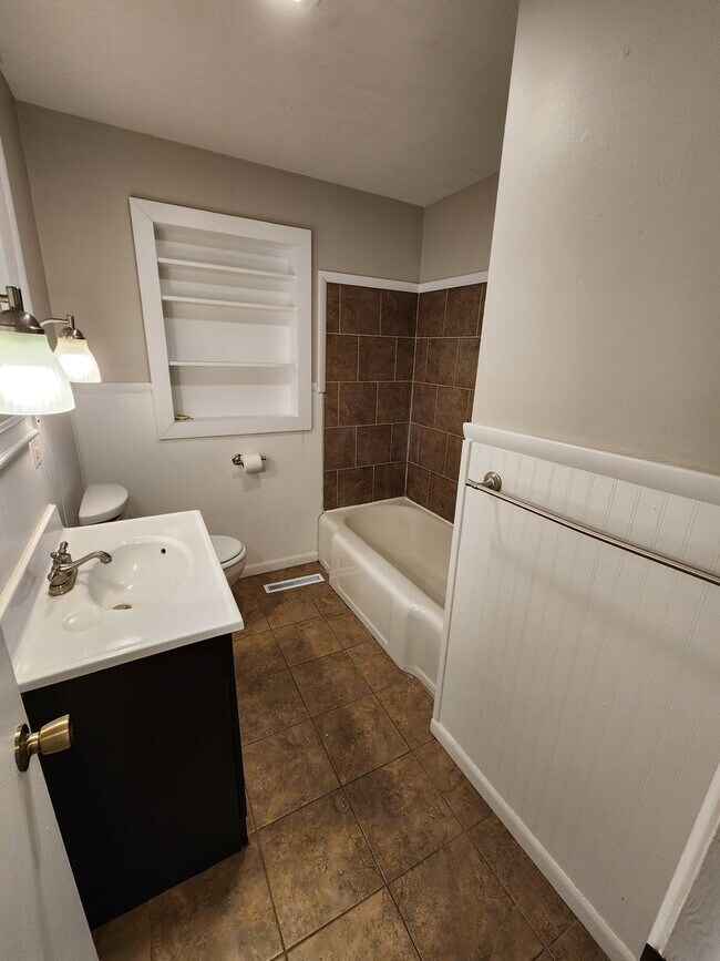 Building Photo - Spacious 3-Bedroom, 1-Bathroom Home AVAILABLE NOW!!