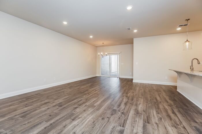 Building Photo - 2436 Elmcroft Ave