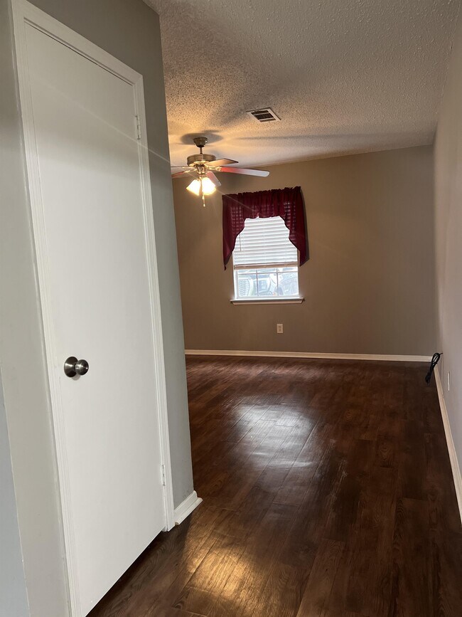 Building Photo - 1705 Deatsville Hwy