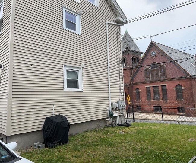Building Photo - Providence/Smith Hill – Two bed First Floo...