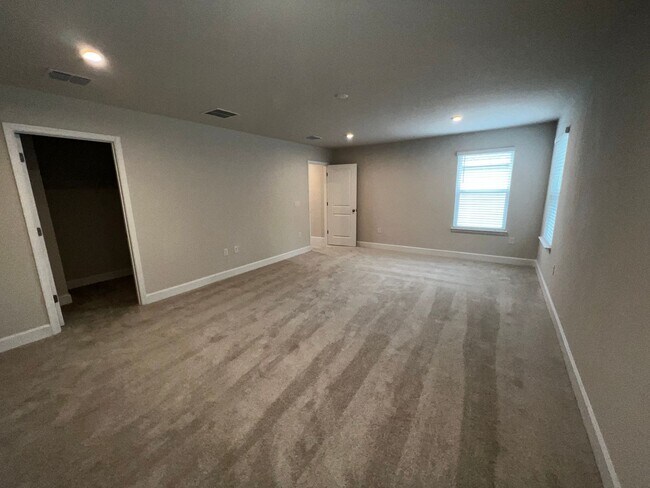 Building Photo - Stunning 5 bedroom 3 bath Winter Haven Home near Lego Land!