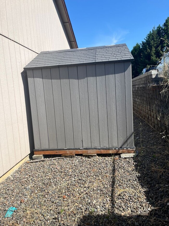 Building Photo - Large 3 bed/2 bath single family home