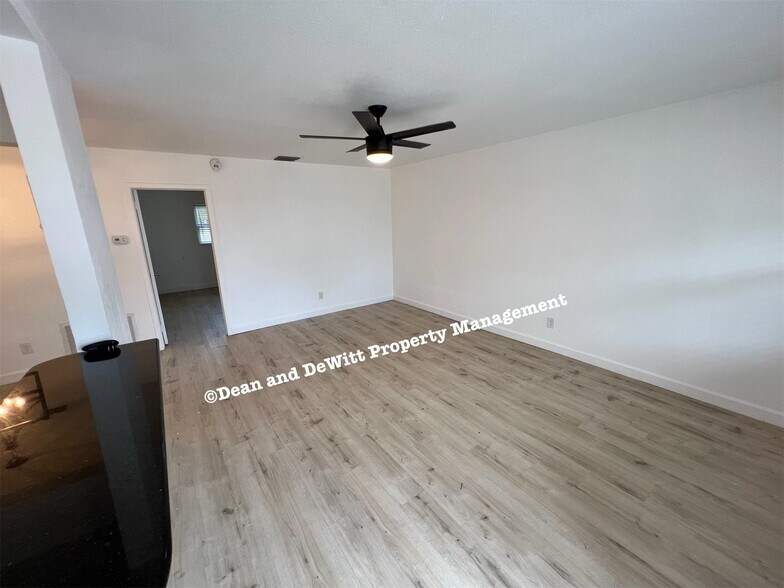 Building Photo - 1 Bed/1 Bath - Unit 7