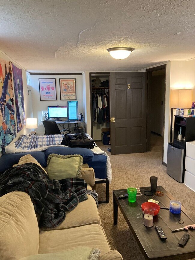 Building Photo - Spacious 5 bedroom, 2 bath house! Availabl...