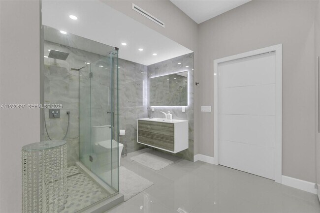 Building Photo - 18011 Biscayne Blvd