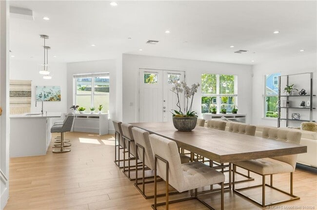 Building Photo - 55 SE Seminole St