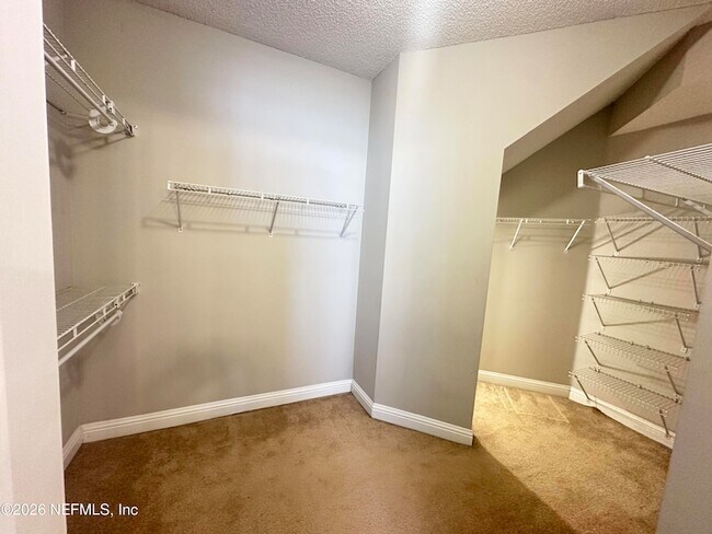 Building Photo - 3996 Richmond Park Dr E