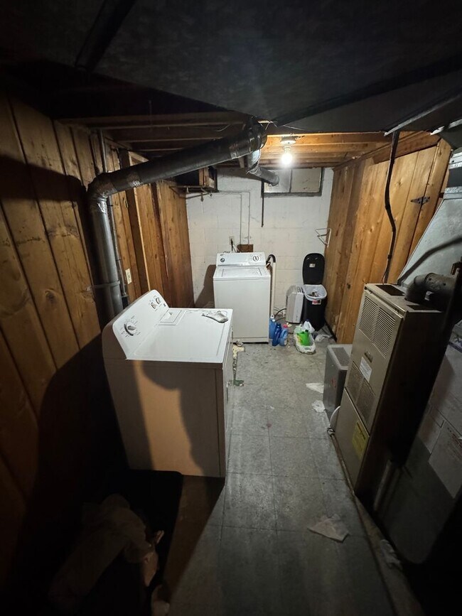 Building Photo - Large 7 bedroom house with 2 kitchens