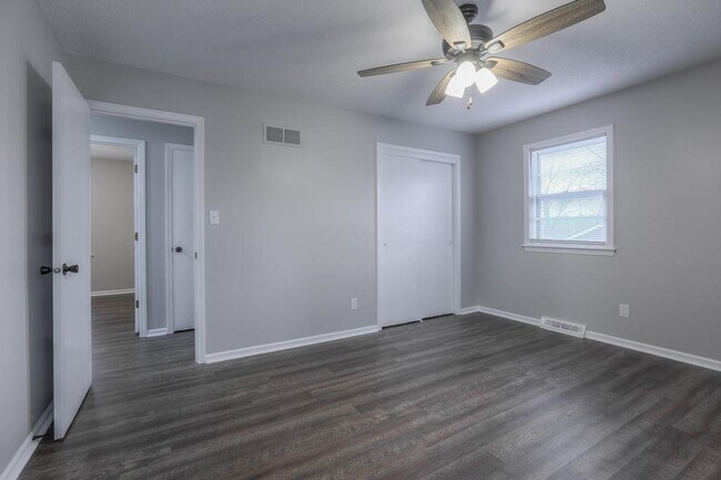 Building Photo - 6725 NW Hilldale Dr