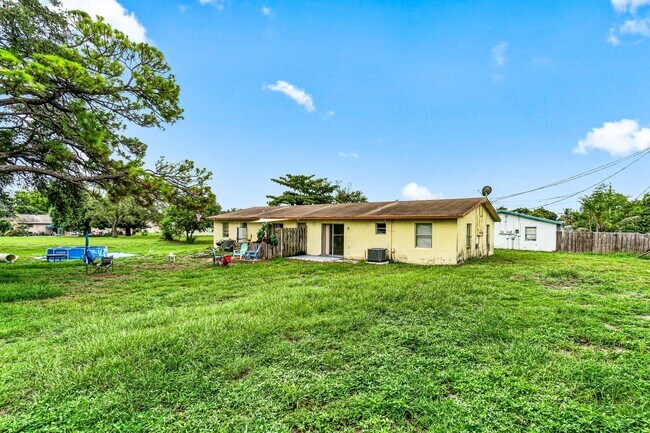 Building Photo - 4786 Gulfstream Rd
