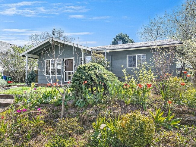 Building Photo - 1066 NE Madrona St