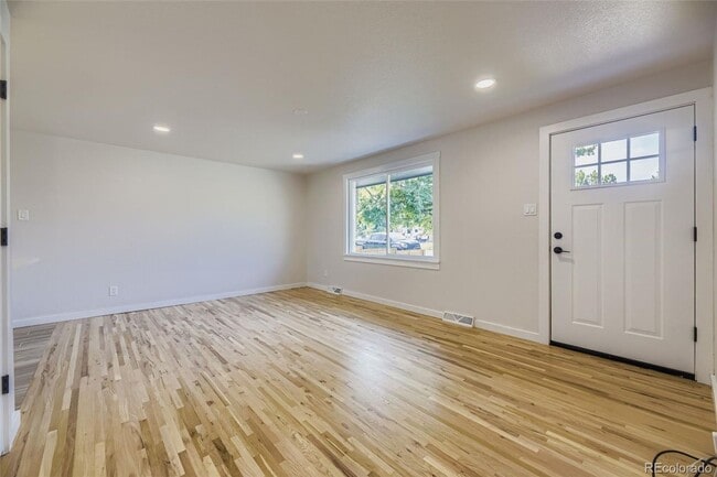 Building Photo - Newly Renovated 3 bed, 1 bath in Englewood (Top Unit)