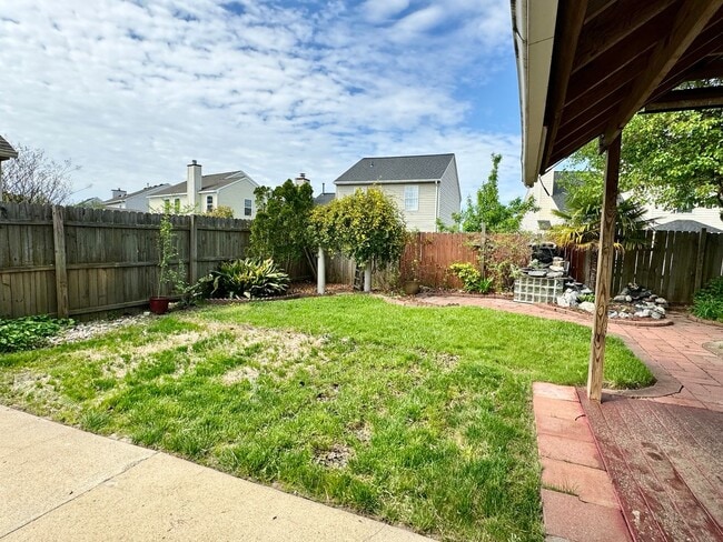 Building Photo - 4-Bedroom Home in Rock Creek Available NOW...