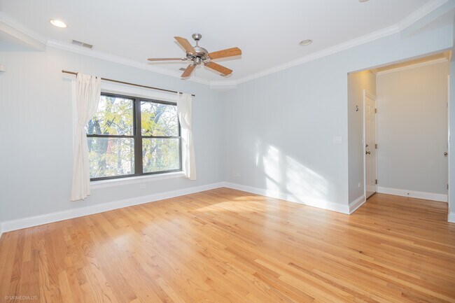 Building Photo - 2608 W Leland Ave