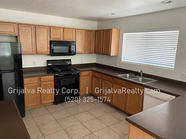 Building Photo - 3 Bedroom, 2.5 Bath House w/ Loft for Rent in Starr Pass  (Star Pass/Mission)