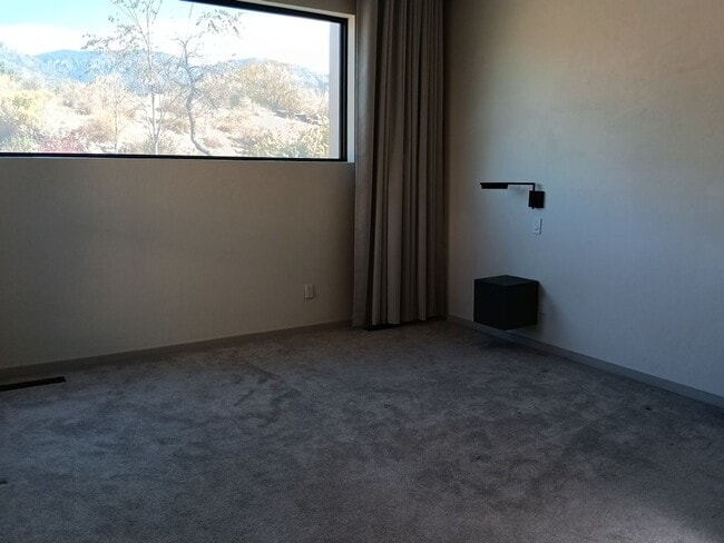 Building Photo - 4 Bedroom, 3 Bathroom Home! Schedule a Showing!!