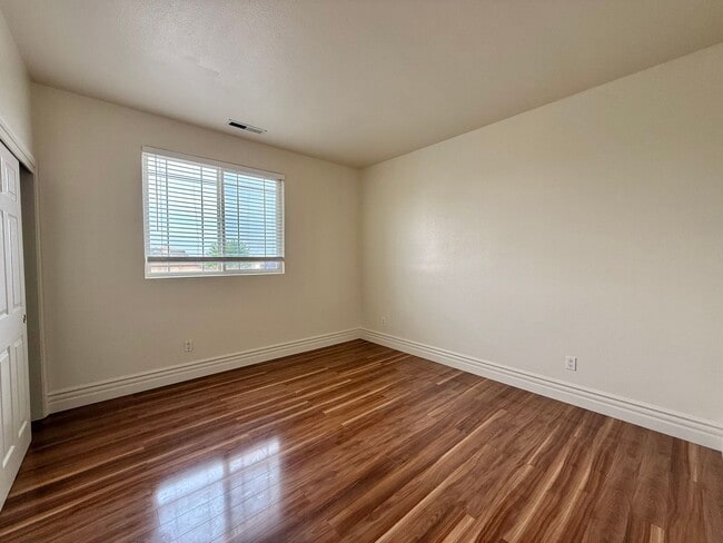 Building Photo - Large Hollister Home