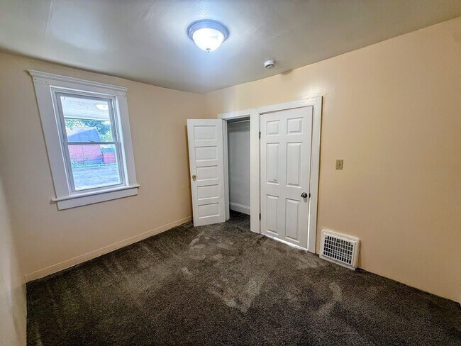 Building Photo - 175 E Emerling Ave