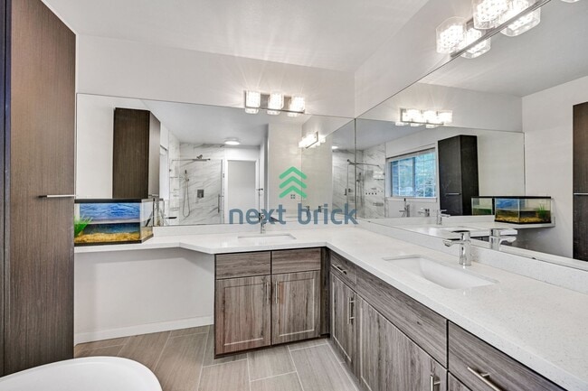 Building Photo - 3 BED & 2.5 BATH FOR RENT