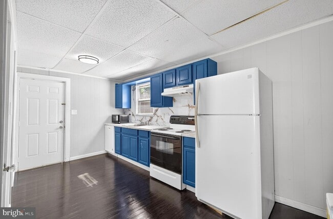 Building Photo - 214 W Division St