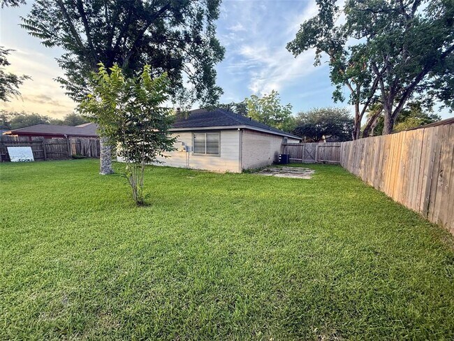 Building Photo - 24023 Red Sky Dr