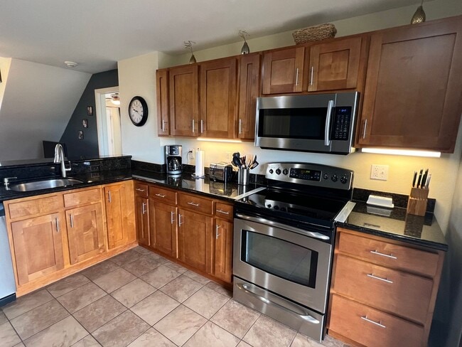 Building Photo - Top-Floor Ocean View Condo Across from the Beach | Furnished 2BR + Central A/C