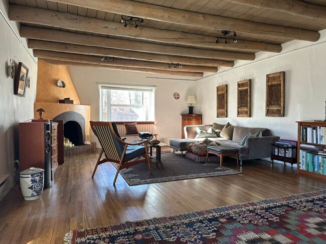 Building Photo - 332 Kit Carson Rd