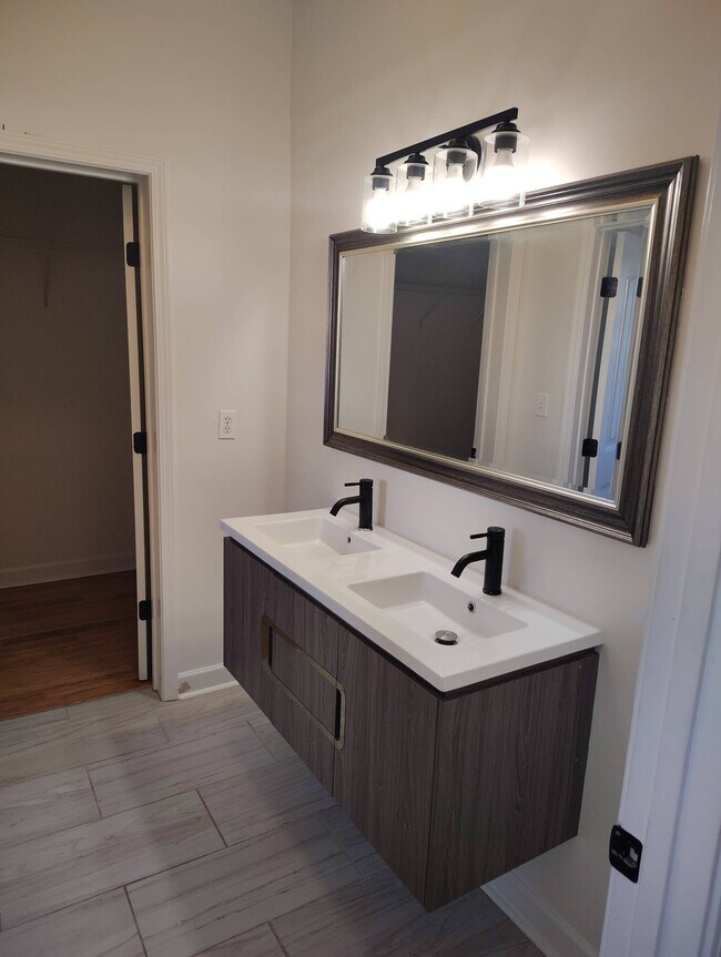 Building Photo - 944 33rd Ave N