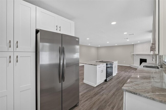 Building Photo - 3701 Feather Dr