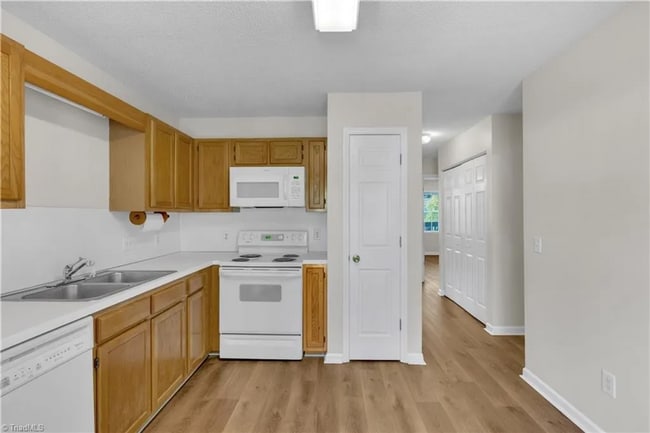 Building Photo - AVAILABLE NOW – Stylish 2-Bedroom Condo in Archdale, NC