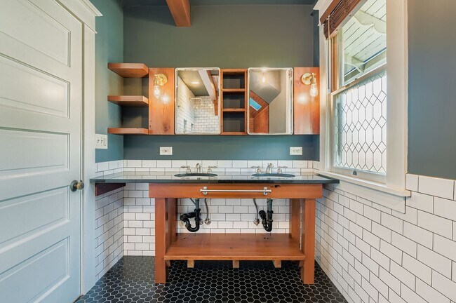 Full Bath - 4904 NE 16th Ave