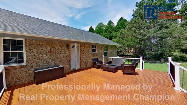Building Photo - Spacious and Beautifully Updated 3 BD/2 BA Home on Large Lot