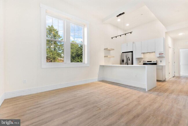 Building Photo - 2300 W 17th St