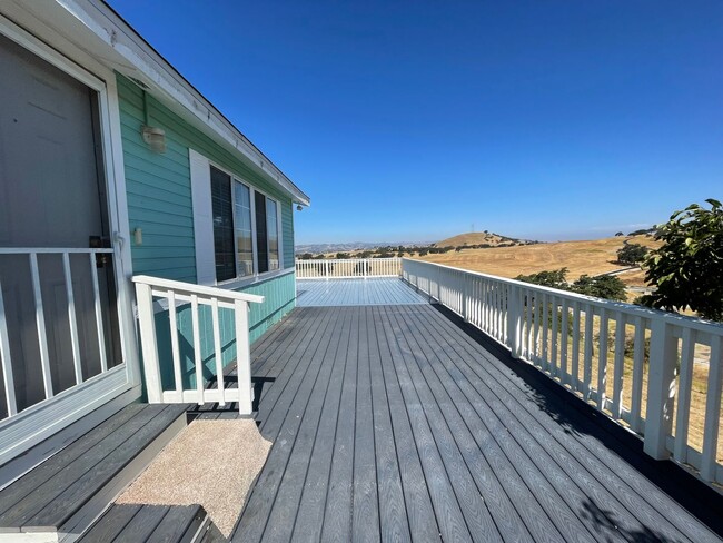 Building Photo - Country Living Meets Livestock-Friendly Co...