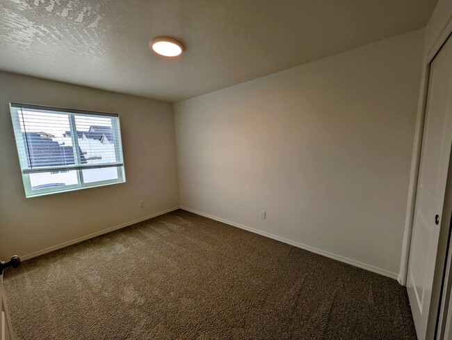 Building Photo - New Townhome for Rent in Southridge Area